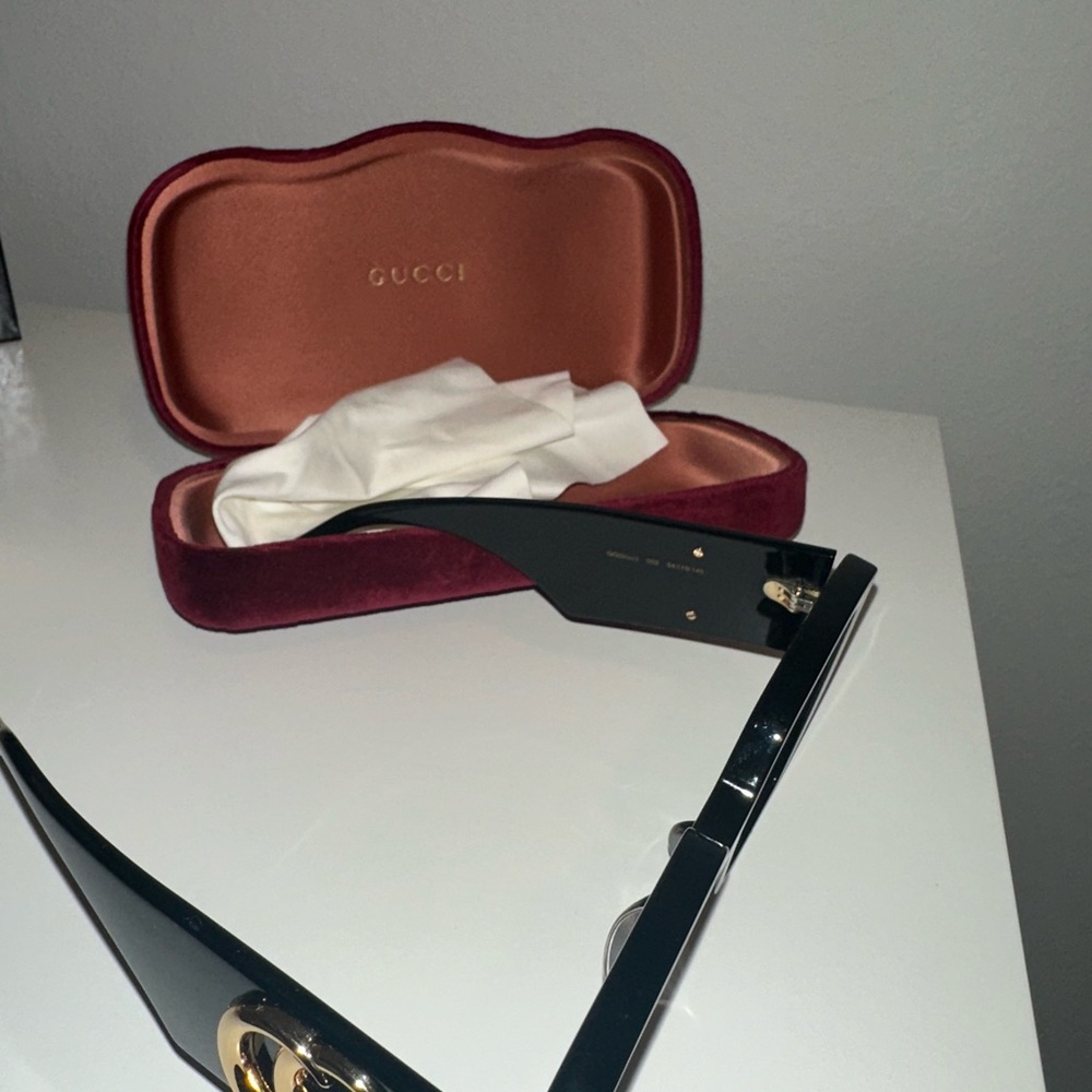 Gucci Glossy Black Sunglasses with Gold Emblem - Picture 4 of 4